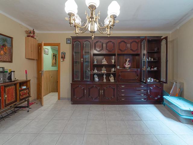 Chalet en venta en Barcelona, Roquetes. Alavarado frente metro L3 Roquetes. Chalets.