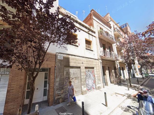 Chalet en venta en Barcelona, Sants Badal. OPORTUNIDAD DE INVERSIÓN EN SANTS SOLAR CON GRAN POTENCIAL EDIFICABLE. Chalets.