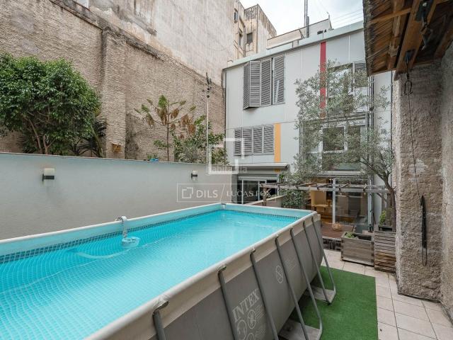 Chalet en venta en Barcelona, Sants. Casa excelente de 3 dormitorios con 53m terraza, piscina y barbacoa en venta en SantsBadal. Chalets.