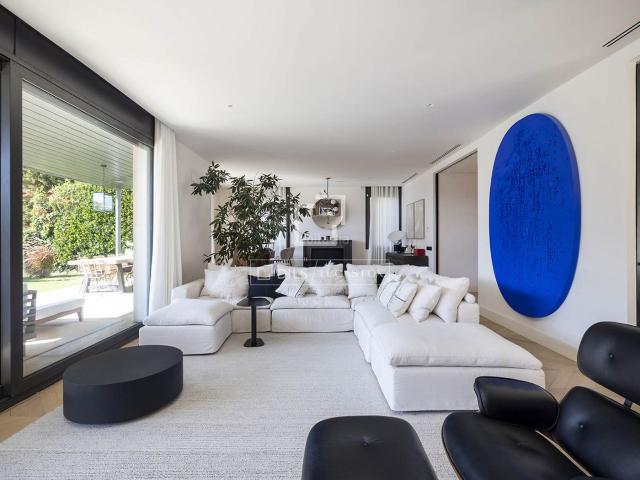 Chalet en venta en Barcelona, Sarrià. Casavilla en excelentes condiciones con cinco dormitorios en venta en Sarrià. Chalets.