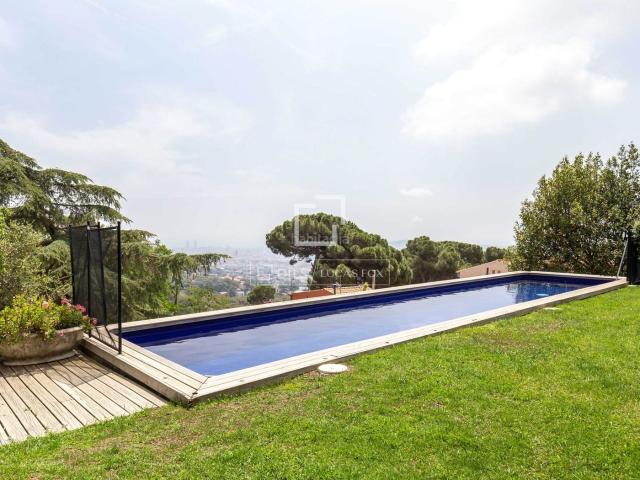 Chalet en venta en Barcelona, Vallvidrera Tibidabo Les Planes. En venta casavilla en Vallvidrera, con cuatro dormitorios y jardín de 439 m. Chalets.