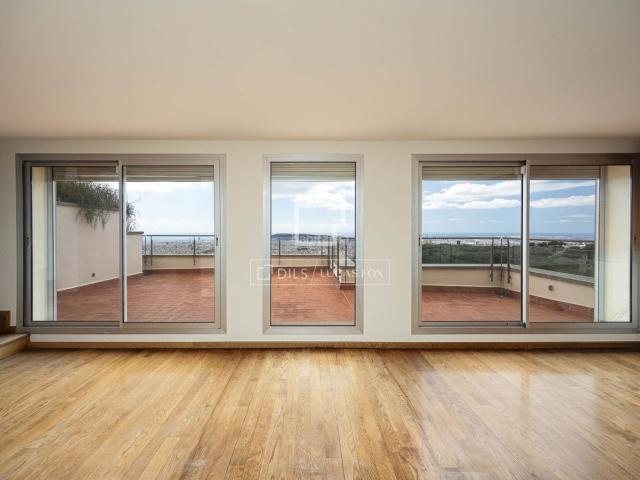 Chalet en venta en Barcelona, Sant Gervasi Bonanova. Casa villa de 6 dormitorios con 250m de jardín en venta en Sant Gervasi La Bonanova. Chalets.