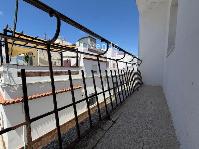 Chalet en venta en Barbate, Barbate. Vive o invierte amplia vivienda con azotea privada en pleno centro de Barbate. Chalets.