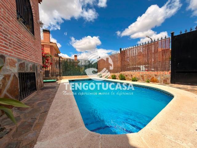 Chalet en venta en Bargas. Chalet independiente en venta en Urbanización Valdelagua. Chalets.