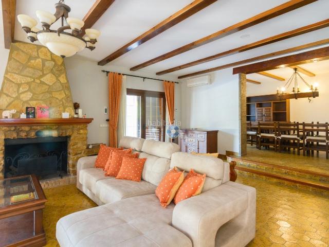 Chalet en venta en Barx. Encanto español con todas las comodidades Privacidad y naturaleza. Chalets.