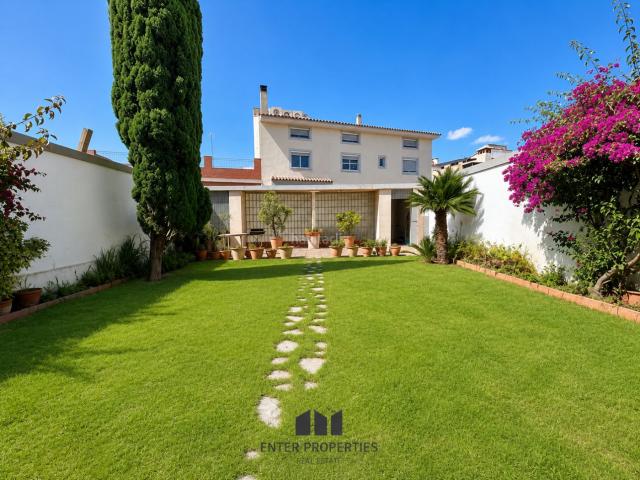 Chalet en venta en Bétera, Centro. Este gran chalet en Bétera constituye un activo inmobiliario ideal para familias que priorizan el espacio interior y la comodidad. Chalets.