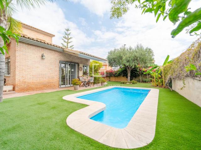 Chalet en venta en Bétera, La Conarda Montesano. Casa villa en excelentes condiciones de 4 dormitorios en venta en Bétera, Valencia. Chalets.