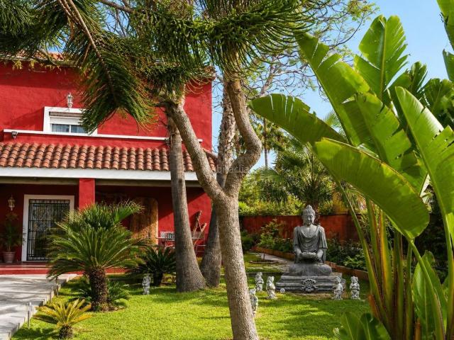 Chalet en venta en Bétera, La Conarda Montesano. CHALET INDEPENDIENTE EN BÉTERA CON 861 m2 DE PARCELA, PISCINA, PAELLERO Y 5 HABITACIONES. Chalets.