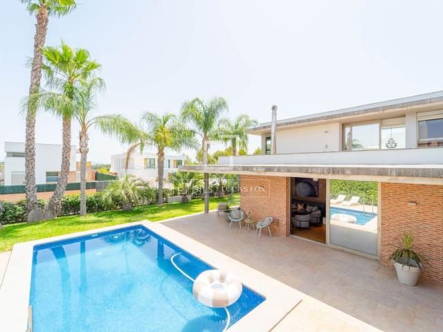 Chalet en venta en Bétera, Torre en Conill Cumbres de San Antonio. Casa villa en excelentes condiciones con seis dormitorios en venta en Bétera, Valencia. Chalets.