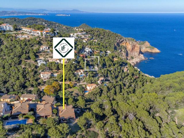 Chalet en venta en Begur, Aiguafreda Sa Tuna Costa Brava. Casa adosada con vistas al mar, jardín, piscina comunitaria y garaje doble en venta en Begur. Chalets.