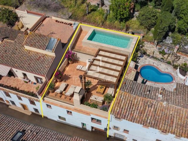 Chalet en venta en Begur, Begur Costa Brava. Casa para reformar con gran potencial, terraza, jardín y garaje en venta en el casco antiguo de Begur, Costa Brava. Chalets.