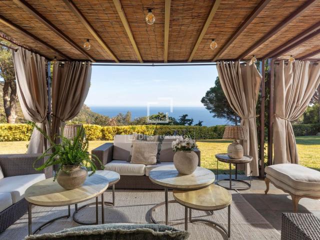 Chalet en venta en Begur, Fornells Aiguablava Costa Brava. Espectacular villa con maravillosas vistas al mar y pista de tenis, en venta en una privilegiada zona de Aiguablava, Begur. Chalets.