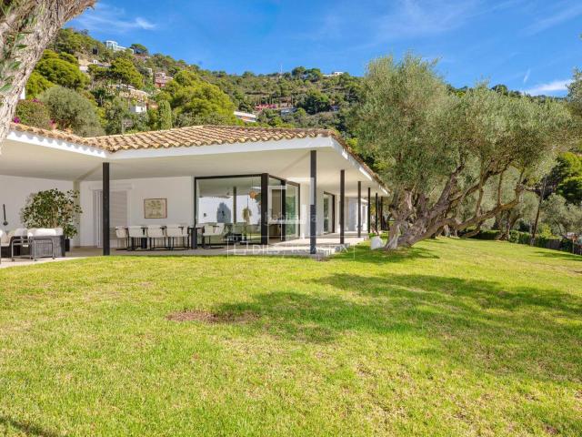 Chalet en venta en Begur, Fornells Aiguablava Costa Brava. Exclusiva finca de una sola planta con 3 dormitorios, situada en la zona privilegiada de Aiguablava, en Begur. Chalets.