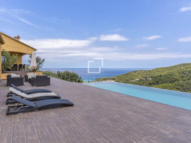 Chalet en venta en Begur, Sa Riera Sa Fontansa Costa Brava. Propiedad de dos casas independientes, con vistas al mar, piscina, pista de tenis y licencia turística en venta en Sa Riera. Chalets.