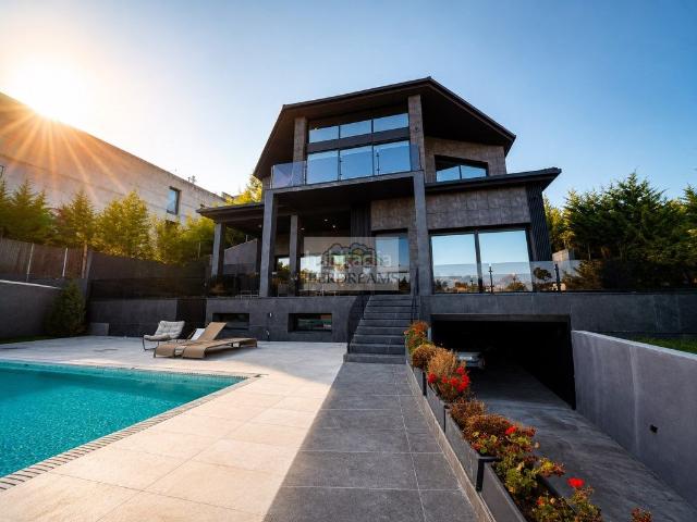 Chalet en venta en Bellaterra. CASA INDEPENDIENTE CON PISCINA A ESTRENAR OBRA NUEVA. Chalets.