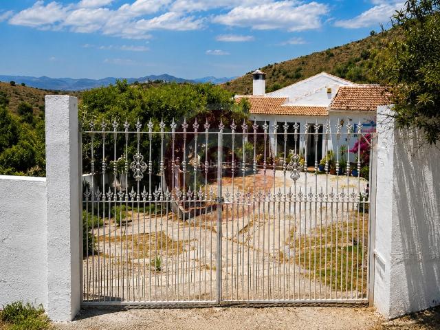 Chalet en venta en Benamargosa. IMF GESTIÓN DE INMUEBLES Chalet en venta con piscina privada y parcela de 5.000 m² en Benamargosa Málaga Villa en la Axarquía. Chalets.