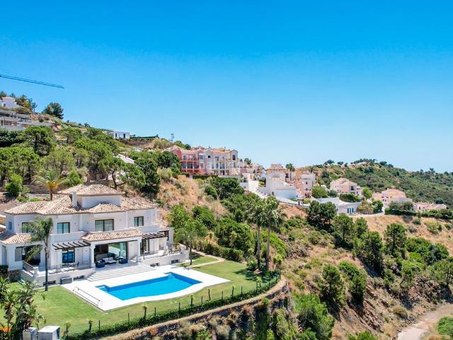 Chalet en venta en Benahavís, Montemayor Marbella Club. URB. CLUB DE CAMPO MONTE MAYOR Hermosa casa de estilo tradicional ubicada en Monte Mayor Country Club. Orientación sur a oeste. Chalets.
