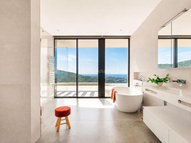 Chalet en venta en Benahavís, Montemayor Marbella Club. Newly Built Villa with Spectacular Panoramic Sea and Mountain Views. Chalets.