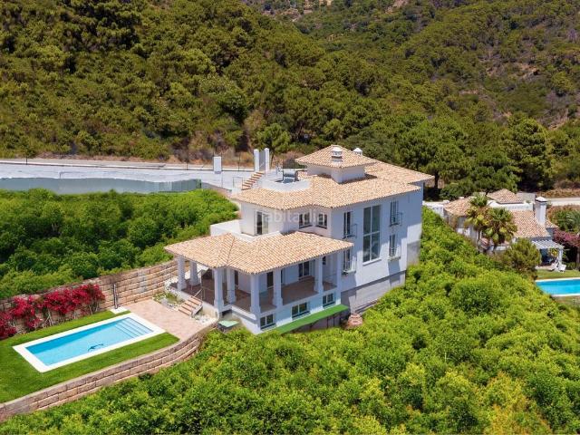 Chalet en venta en Benahavís, Benahavís pueblo. Espectacular Villa con Vistas Panorámicas al Mar y la Montaña en Monte Mayor. Chalets.