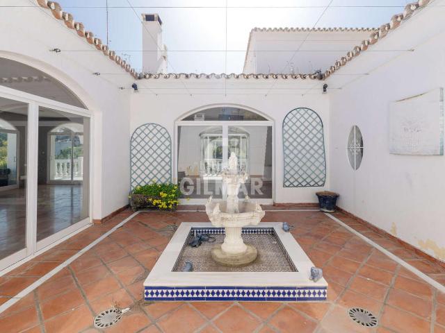 Chalet en venta en Benahavís, El Paraíso. Ubicada en una de las zonas residenciales más exclusivas y consolidadas de la Costa del Sol, El Paraíso Alto, esta villa represent. Chalets.