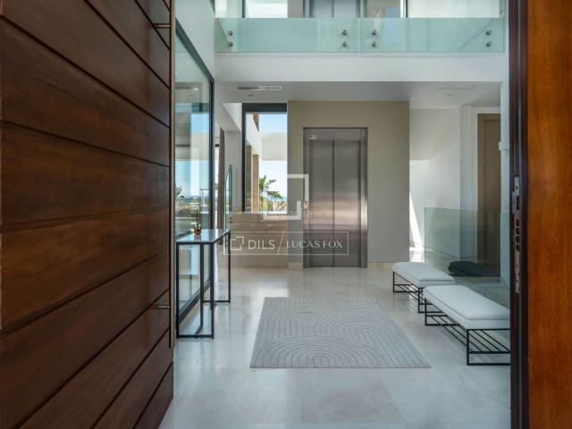 Chalet en venta en Benahavís, La Alquería. Casa villa de obra nueva de 5 dormitorios con 100m terraza en venta en Benahavís. Chalets.