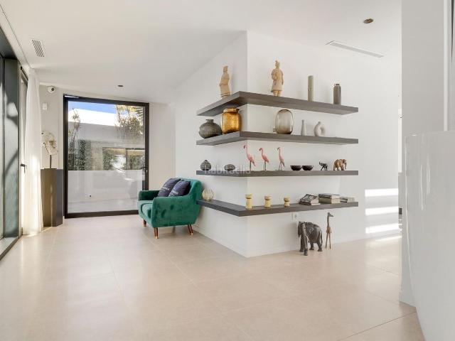Chalet en venta en Benahavís, La Alquería. Villa de Lujo Moderna con Vistas al Mar y al Golf en Benahavís. Chalets.