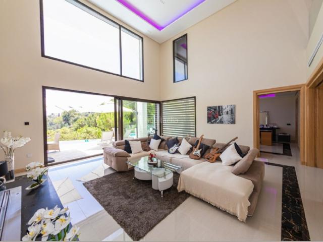 Chalet en venta en Benahavís, La Quinta. Villa de lujo de 6 dormitorios con vistas panorámicas al mar en La Quinta, Costa del Sol. Chalets.