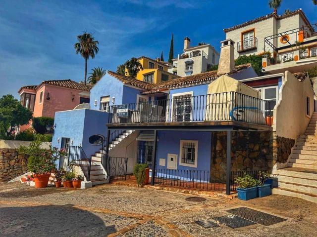 Chalet en venta en Benahavís, La Quinta. ? Encantadora Casa Independiente con Jacuzzi y Vistas al Mar en La Heredia, Benahavís. Chalets.
