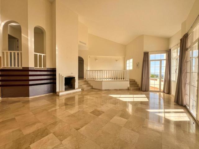 Chalet en venta en Benahavís, La Quinta. Espectacular Villa con Vistas Panorámicas al Mar y Golf en El Herrojo, Benahavís. Chalets.