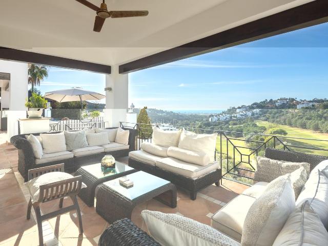Chalet en venta en Benahavís, La Quinta. Increíble villa ubicada dentro de los límites seguros de una comunidad cerrada en el prestigioso complejo de golf de 5 estrellas L. Chalets.