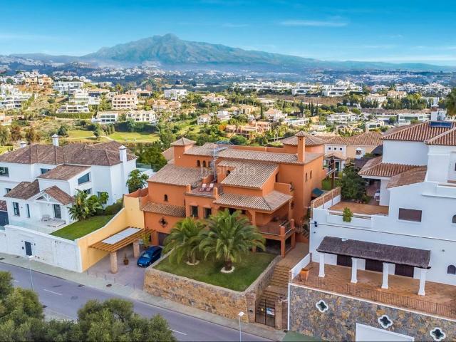 Chalet en venta en Benahavís, Los Arqueros Puerto del Almendro. Villa Andaluza de Lujo en La Alquería, Benahavís: Exclusividad, Vistas Panorámicas y Confort Supremo. Chalets.