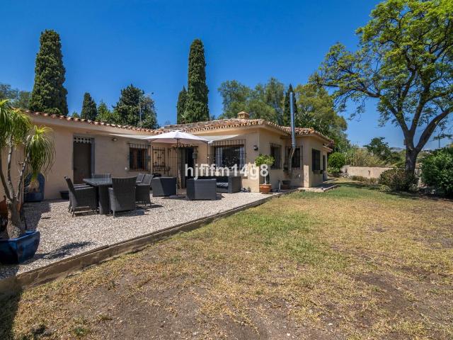 Chalet en venta en Benahavís, Los Arqueros Puerto del Almendro. Villa Unifamiliar de Ensueño en Fuente del Espanto, Benahavís: Lujo, Privacidad y Vistas Panorámicas. Chalets.