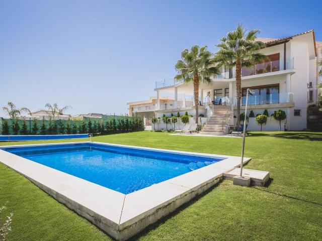 Chalet en venta en Benahavís, Los Flamingos. Hermosa villa en primera línea de golf situada en un barrio tranquilo de Los Flamingos. Chalets.