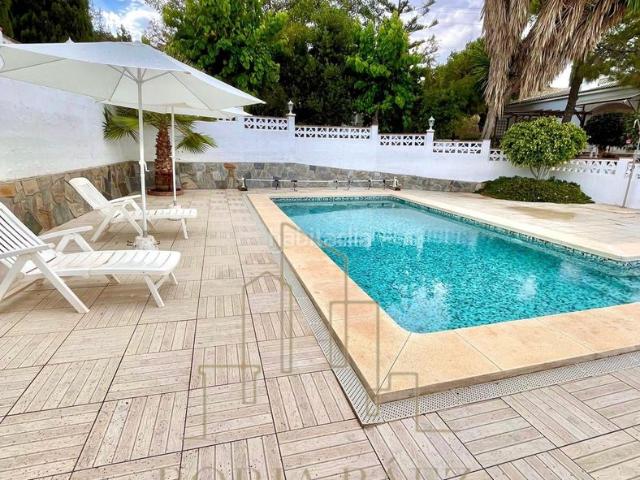 Chalet en venta en Benajarafe. villa independiente ubicada en un entorno tranquilo y privado de Benajarafe, ideal para quienes buscan amplitud, comodidad y una e. Chalets.