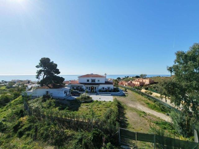 Chalet en venta en Benajarafe. COMPLEJO TURÍSTICO EXCLUSIVO CON 7 APARTAMENTOS INDEPENDIENTES Y VISTAS AL MAR. Chalets.