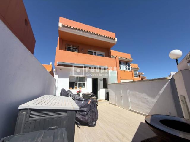 Chalet en venta en Benalmádena, Cortijo Torrequebrada. EXCLUSIVO ADOSADO DE LUJO TOTALMENTE REFORMADO EN TORREQUEBRADA. Chalets.
