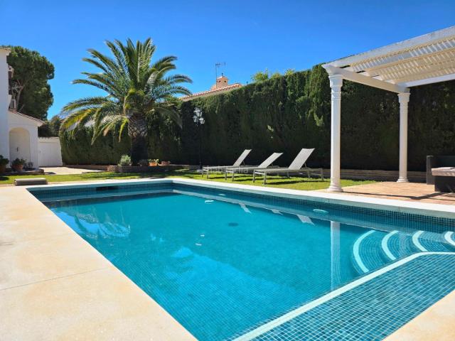 Chalet en venta en Benalmádena, Arroyo de la Miel. CASA INDEPENDIENTE EN BENALMADENA. Chalets.