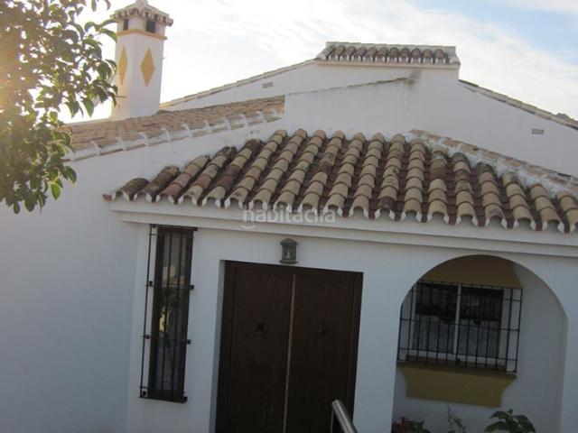 Chalet en venta en Benalmádena, Arroyo de la Miel. Chalet con piscina y garaje con posibilidad de ampliación. Chalets.