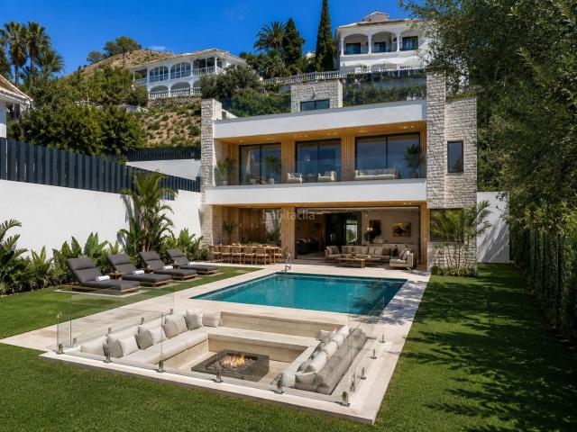 Chalet en venta en Benalmádena, La Capellanía El Higuerón. Villa de lujo en venta con vistas al mar, piscina y solárium en La Capellanía Benalmádena Costa Higuerón. Chalets.