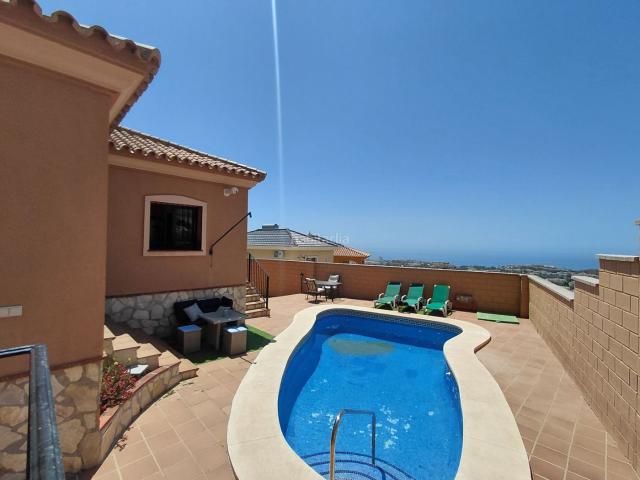 Chalet en venta en Benalmádena, Montealto Monterrey. Gran villa independiente con vistas en una sola planta con piscina y semisótano, con amplia zona exterior y garaje. En santangelo. Chalets.