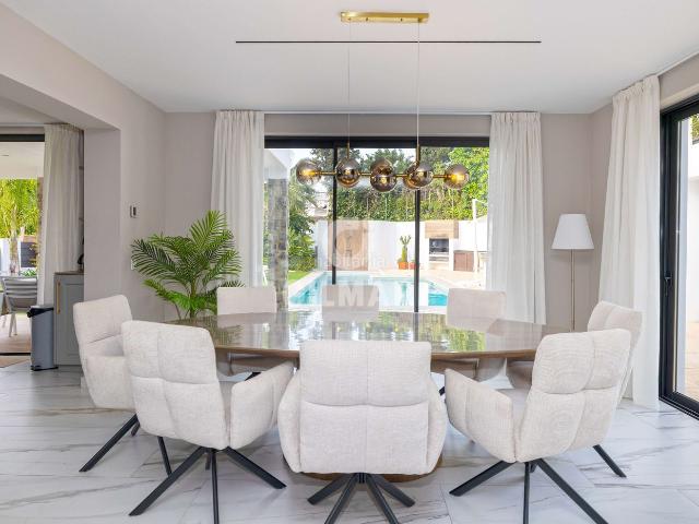 Chalet en venta en Benalmádena, Solymar. Exclusivo chalet independiente con licencia turística en Benalmádena CostaPresentamos esta magnífica propiedad ubicada en la codic. Chalets.