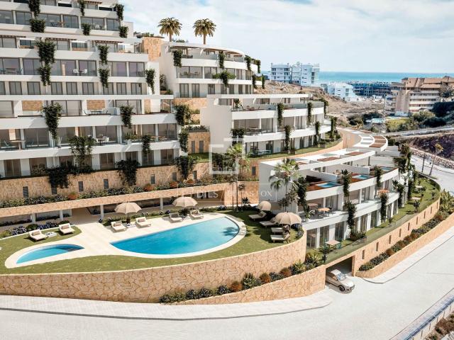 Chalet en venta en Benalmádena, Torremuelle. Casa villa de obra nueva de 4 dormitorios con 11m de jardín en venta en Higuerón. Chalets.