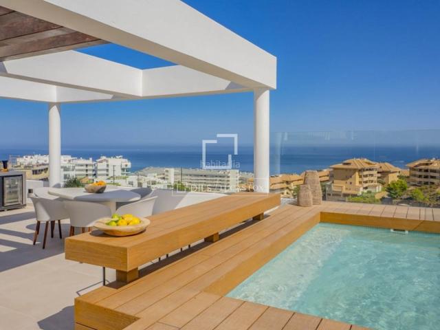 Chalet en venta en Benalmádena, Torremuelle. Casa villa de obra nueva de 4 dormitorios con 40m de jardín en venta en Higuerón. Chalets.