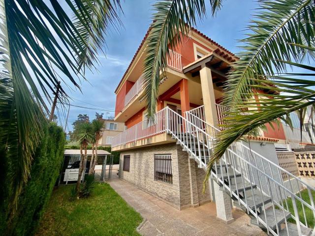 Chalet en venta en Benicasim Benicàssim, Heliópolis. Venta de ViIla pareada, a 50 metros de la Playa de Eurosol. Chalets Benicasim.