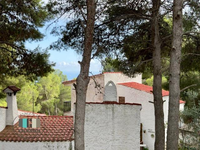 Chalet en venta en Benicasim Benicàssim, Montornés Las Palmas El Refugio. VILLA 4 habitaciones, 3 baños reformada En Benicassim urbanizaciones. Chalets Benicasim.