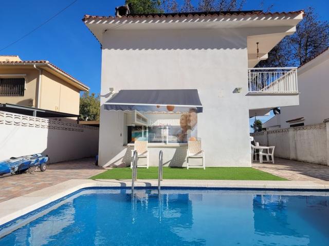 Chalet en venta en Benicasim Benicàssim, Pueblo. A TAN SOLO 2 MINUTOS DE LA PLAYA, EFICIENCIA ENERGETICA. Chalets Benicasim.