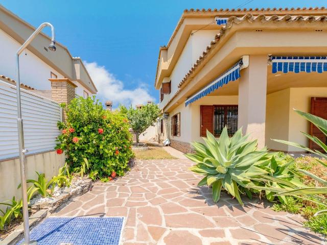 Chalet en venta en Benicasim Benicàssim, Torreón La Almadraba. Villa independiente con piscina privada a 300 metros del mar Torreón Benicàssim. Chalets Benicasim.