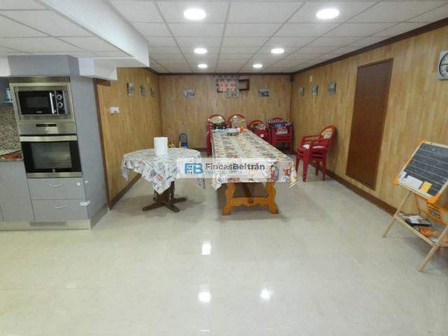 Chalet en venta en Benicarló, Pueblo. Venta de chalet unifamiliar con piscina y pista de tenis, a 1.5km de la playa. Chalets.
