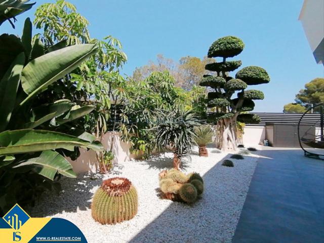 Chalet en venta en Benidorm, Foietes. Villa con piscina privada, en la provincia de Alicante, en la ciudad de Benidorm. 4 habitaciones 311 m² 1 kilómetro del mar. Chalets.