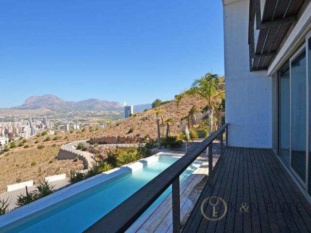 Chalet en venta en Benidorm, Juzgados Plaza de Toros. Lujosa Villa Moderna con Magníficas Vistas. Chalets.